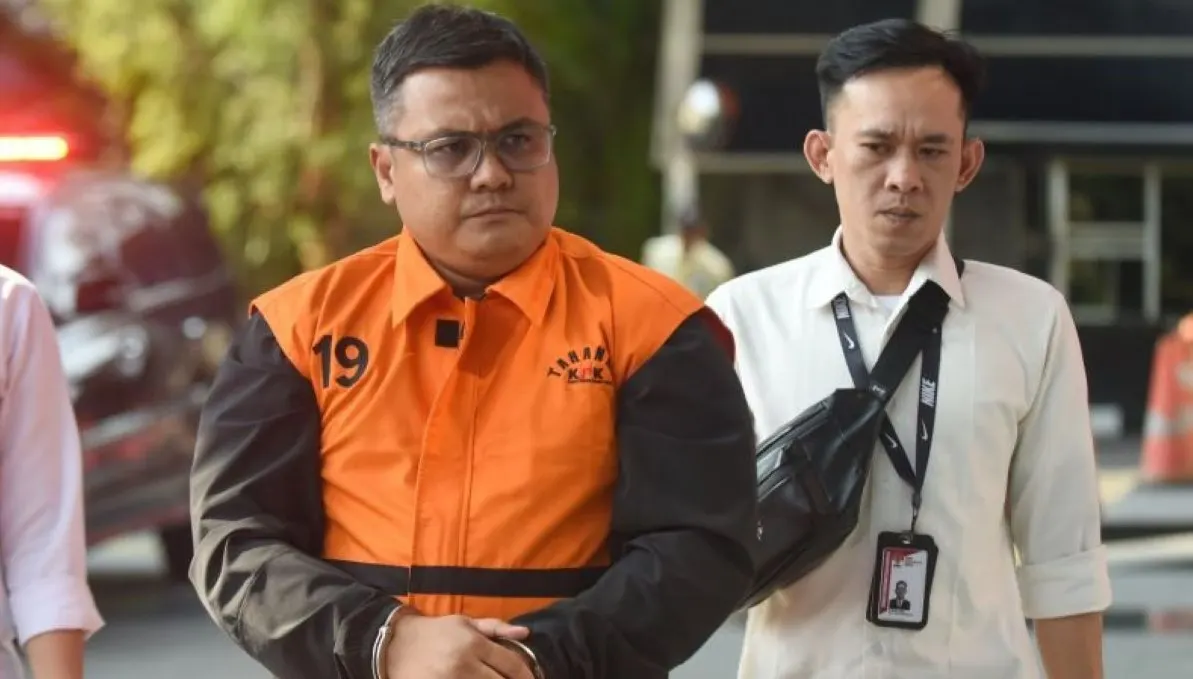 Mantan Kepala Dinas PUPR Provinsi Sumut Topan Obaja Putra Ginting (kiri), tersangka kasus dugaan korupsi proyek pembangunan jalan di Sumatera Utara