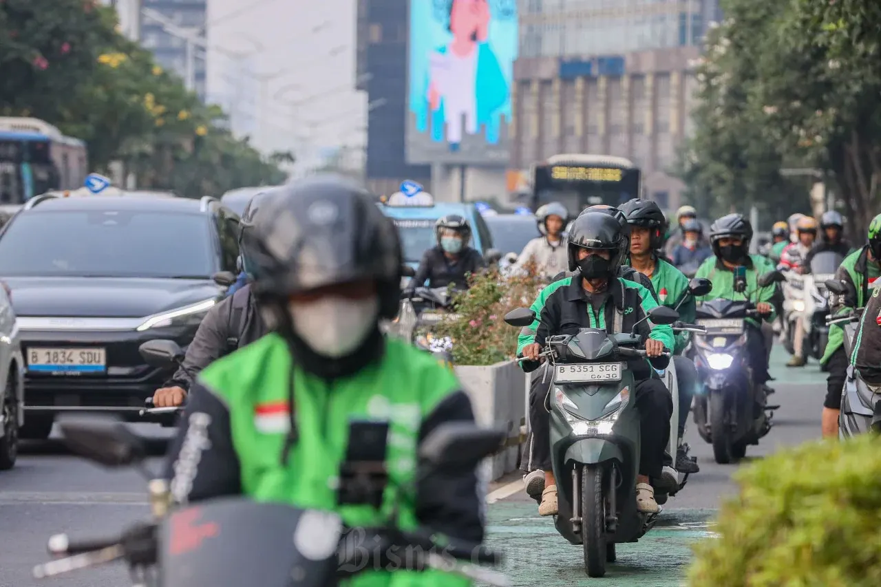 Pengendara ojek online mengangkut penumpang di Jakarta, Jumat (9/10/2026).